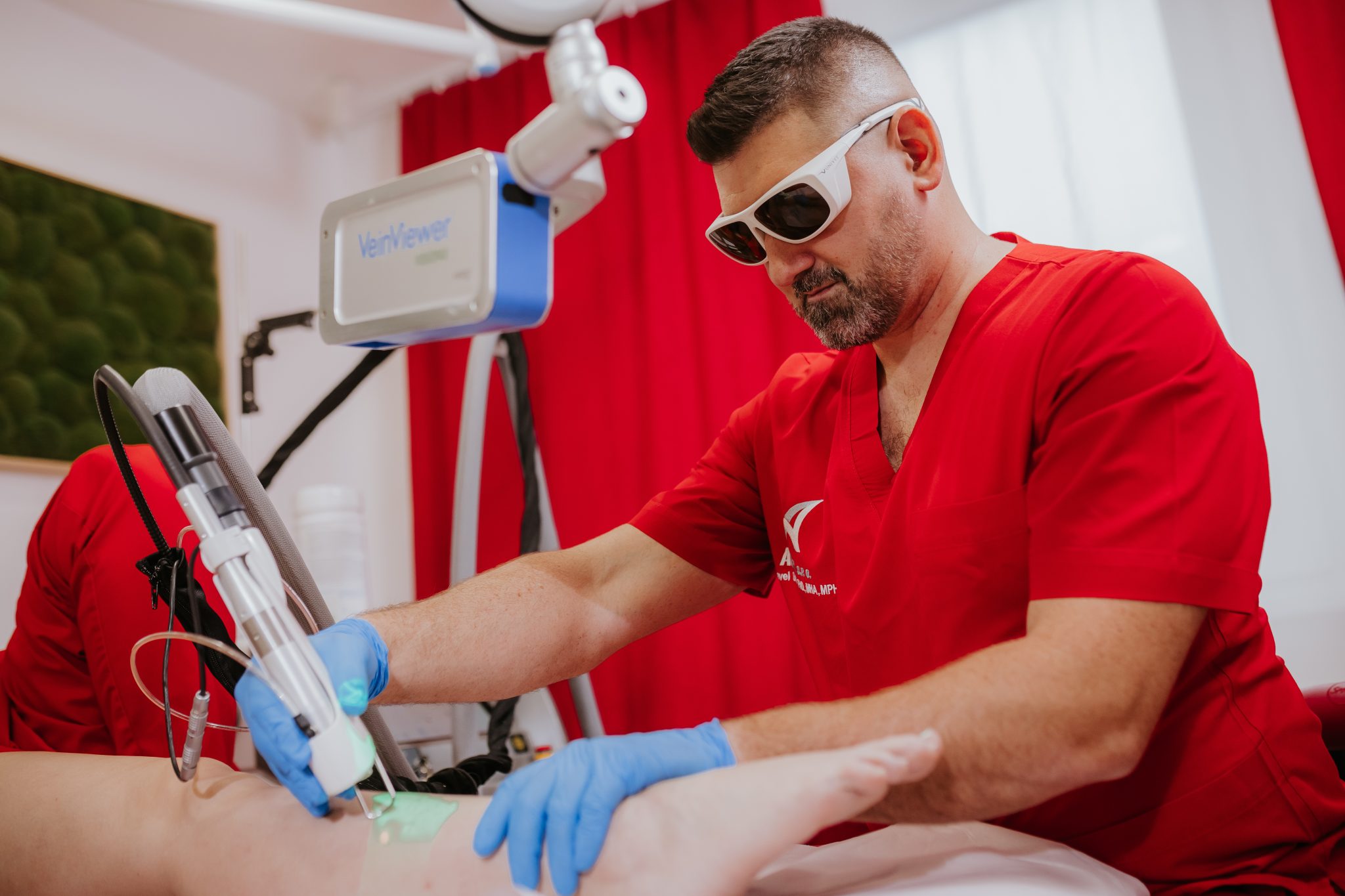 MUDr. Pavel Staško pri laserovom zákroku
